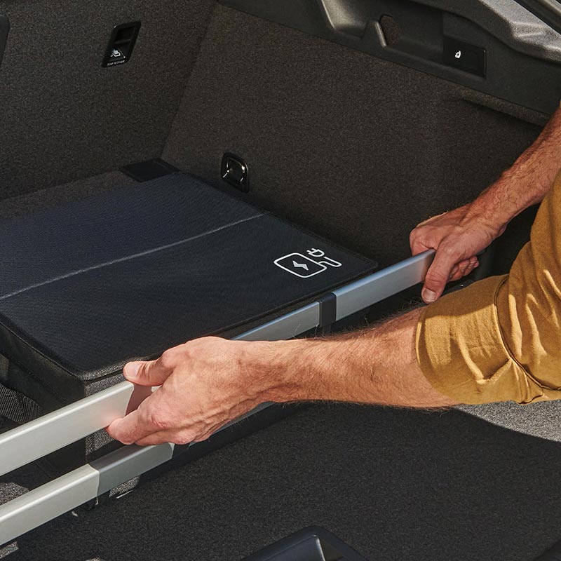 Gepäckraumsystem in einem VW fixiert die Ladung sicher mit Schienensystem.