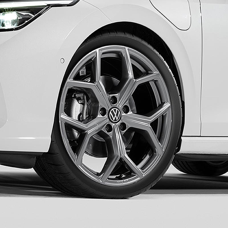 Nahaufnahme einer modernen VW-Leichtmetallfelge an einem weißen Fahrzeug.